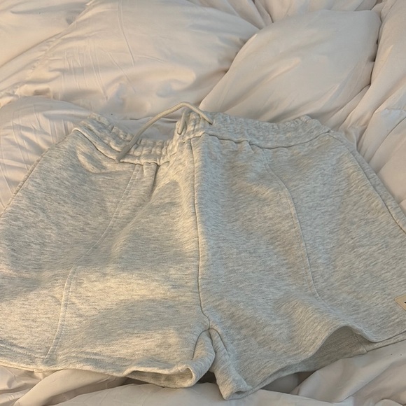 Gray Athletic Shorts with Relaxed Fit and Stretchy Fabric - Picture 3 of 7